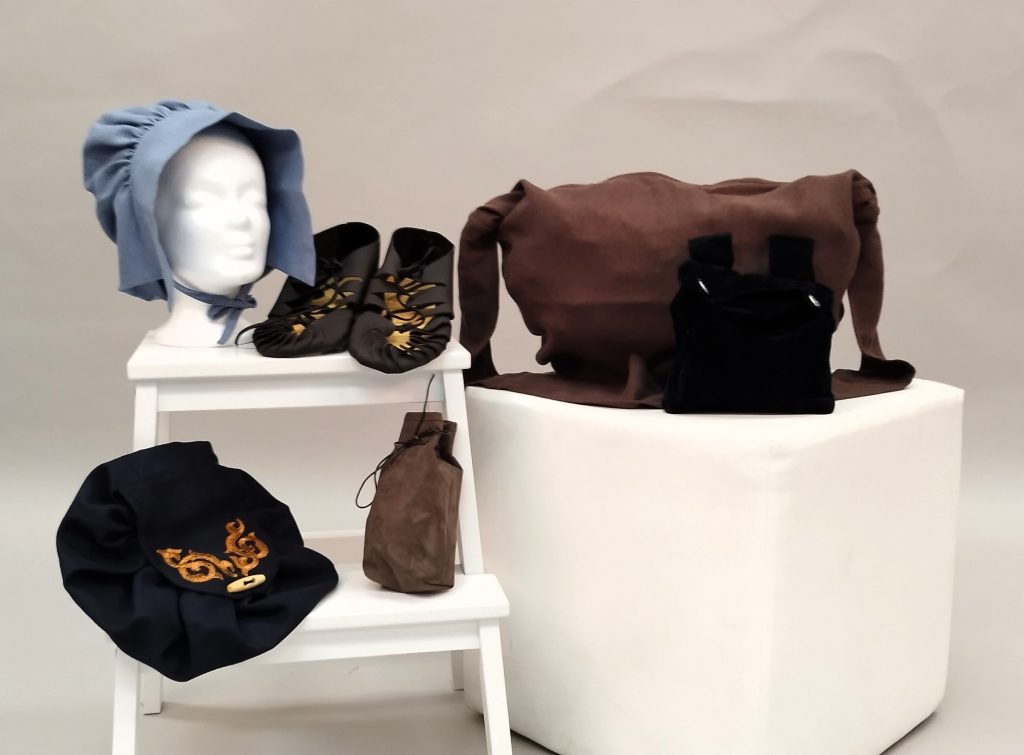 Mittelalter Haube, Bundschuh, Gürteltasche