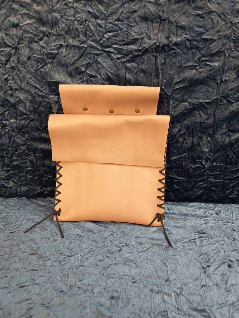 Gürteltasche Leder & Nieten